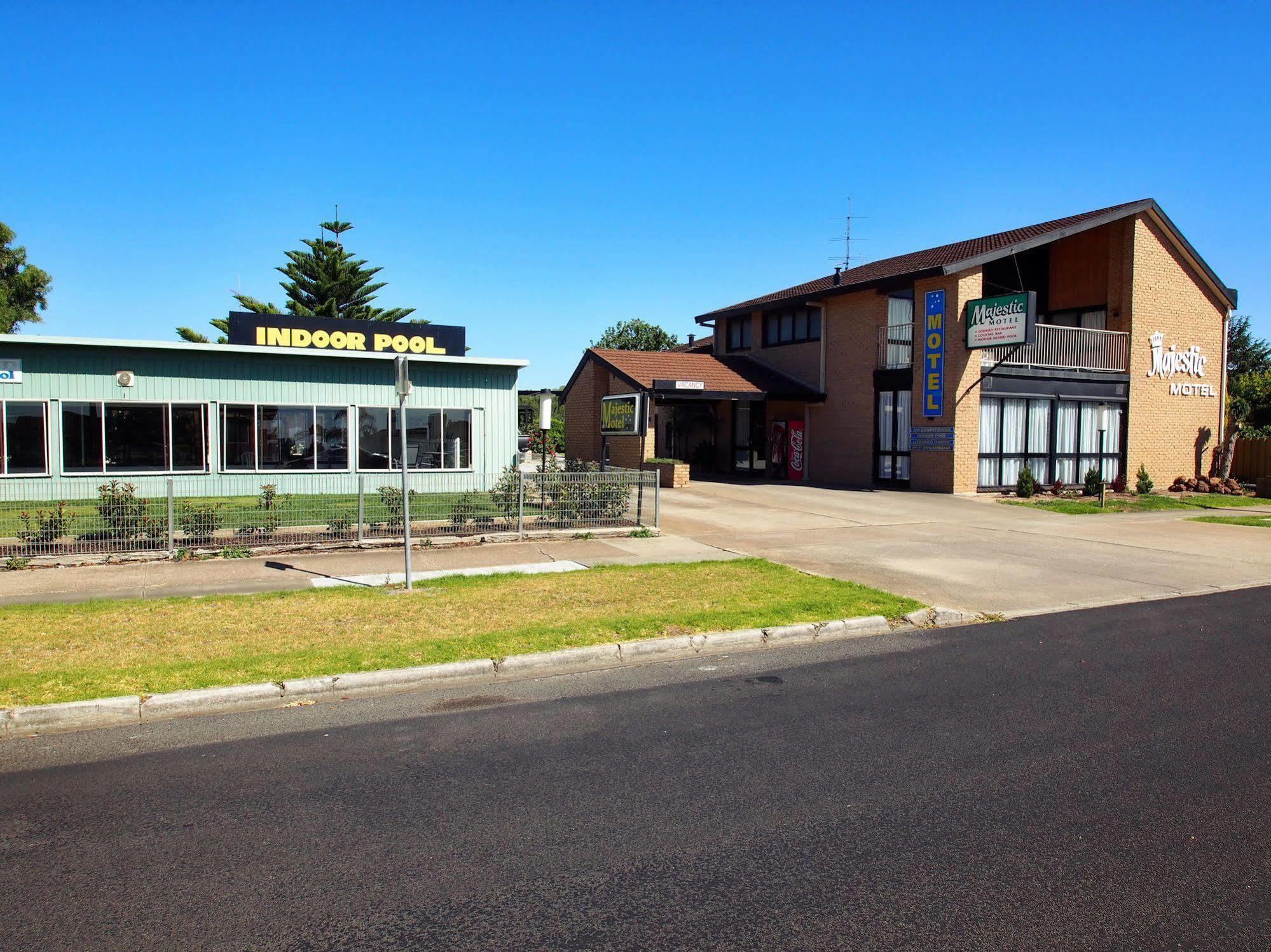 Majestic Motel Horsham Exterior photo